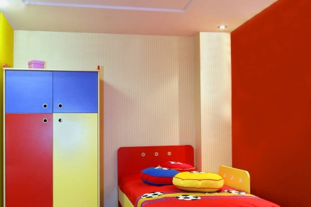 Кровать и шкаф для детской комнаты